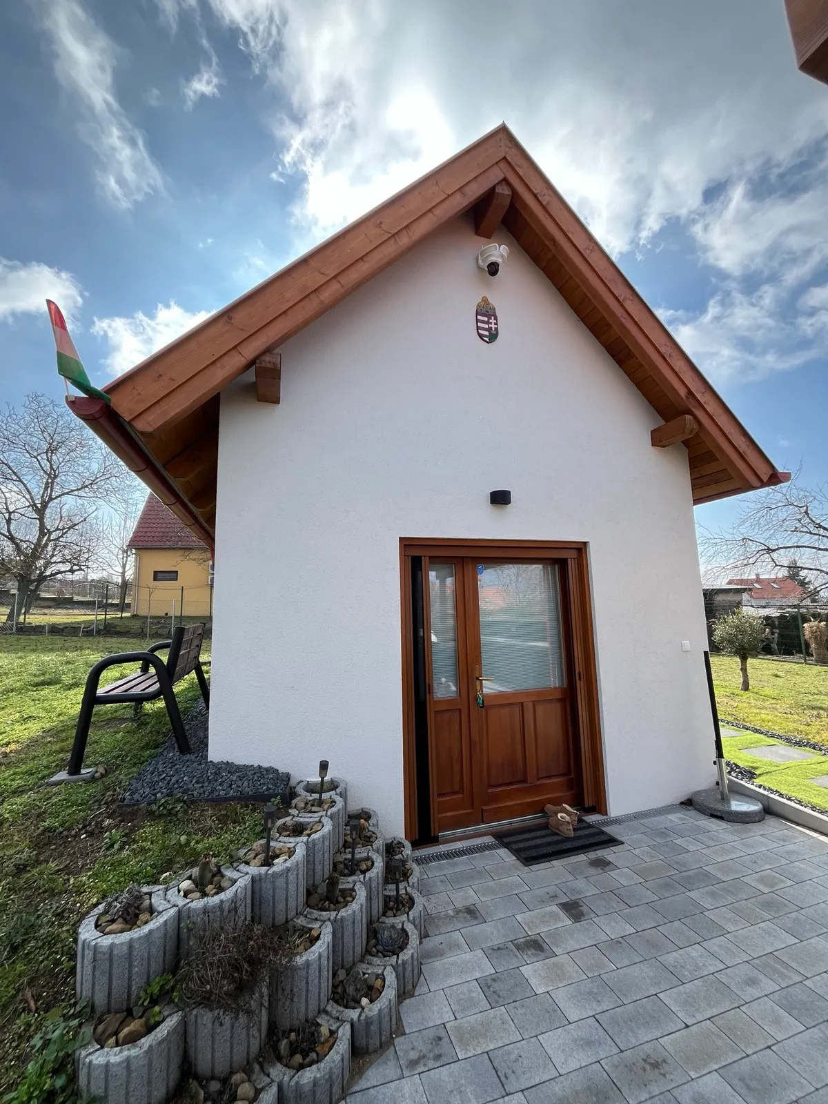 A Chalet Badacsony oromzata és a magyar zászló